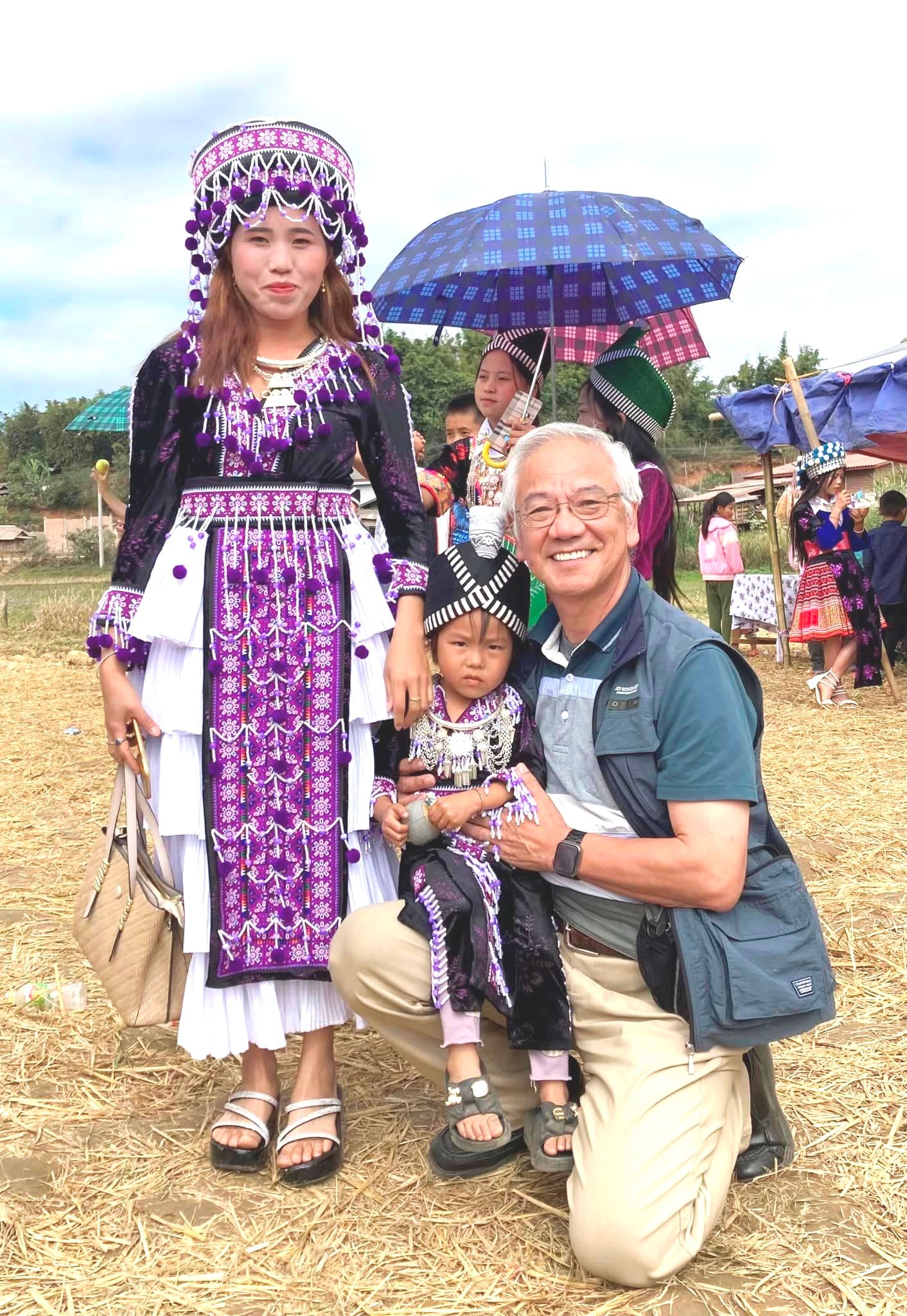 現地のお祭りで親子と笑顔の宍戸仙助 理事長