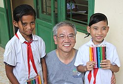 色鉛筆を手にした子どもたちと宍戸さん