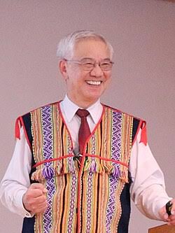 民族衣装を身につけて笑う宍戸さん